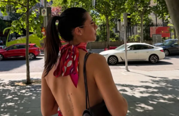 BLISTA PORED VJERENIKA Olga Danilović nikad ljepša, haljina otkrila gola leđa, svi gledaju jedan detalj