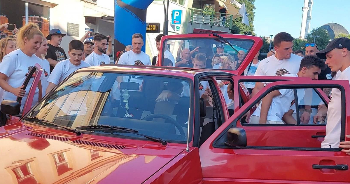 Podvig iz BiH za Ginisov rekord: U "Golf dvojku" stalo 20 ljudi (VIDEO)