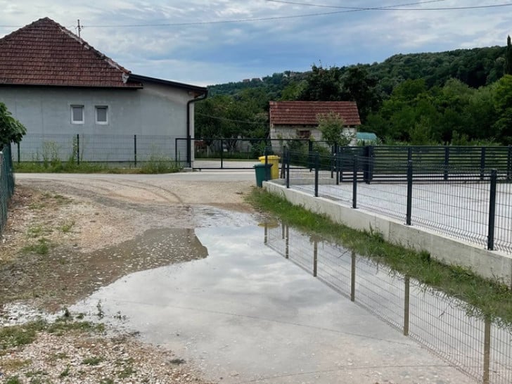 Djecu prenose preko ulice zbog vode