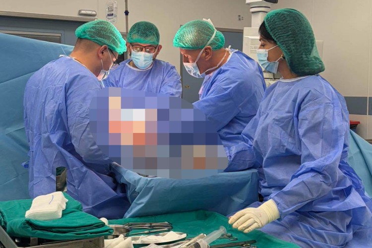 Operacija predstavljala veliki izazov za hirurški tim zbog kompleksne anatomske lokalizacije tumora Foto: UKC RS