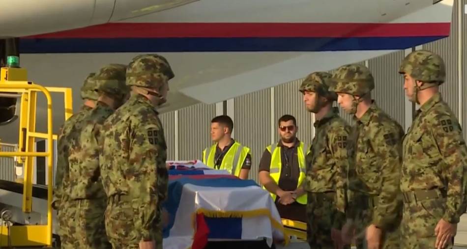 Vojska nosi kovčeg prekriven zastavama Srbije i Srpske: Prve slike sa dočeka tijela Ratka Mladića u Beogradu (Foto)