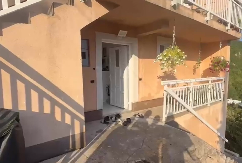 (VIDEO) Zabio zetu NOŽ U SRCE: Ovo je kuća ispred koje se desilo stravično ubistvo u Sarajevu