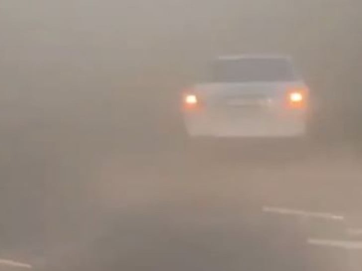 Oluja u Rumuniji čupala drveće i nosila krovove (VIDEO)