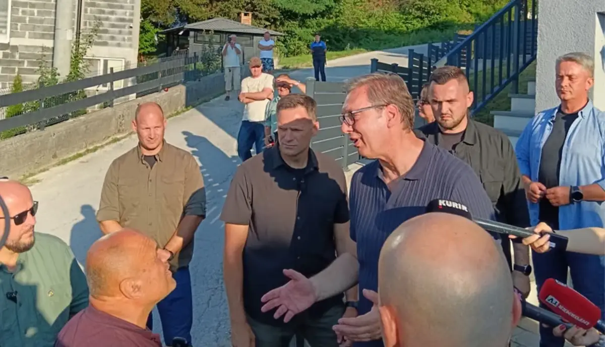 (FOTO) „OVO JE BILA BABA VIŠNJINA KUĆA“ Predsjednik Srbije ugostio komšije u porodičnoj kući u Čipuljiću, pa istakao da je POLA ŽIVOTA PROVEO NA MOSTU