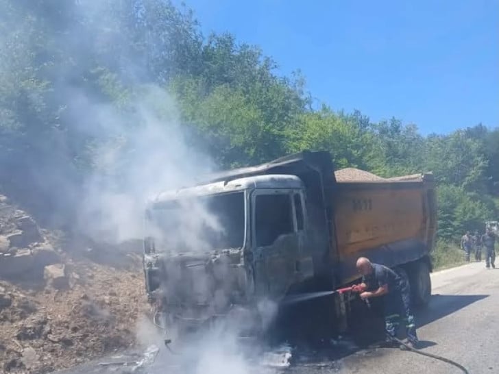 Kamion planuo tokom vožnje (VIDEO)