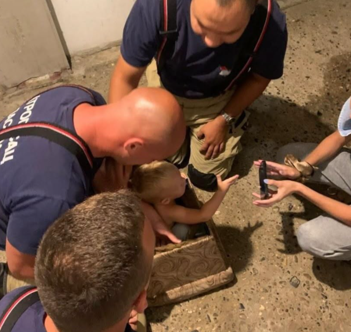 (FOTO) Neobična intervencija: Prijedorski vatrogasci dječaka izvlačili iz fotelje