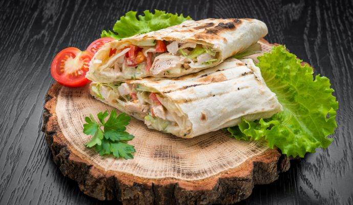Kada je napolju vruće, napravite tortilje sa cezar salatom: Lagane su, zasitne i spremne za samo 25 minuta