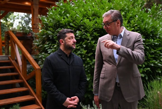(VIDEO, FOTO) CRVENI TEPIH I INTONIRANJE HIMNI Zelenski u Beogradu, Vučić ga dočekao ispred Palate "Srbija"
