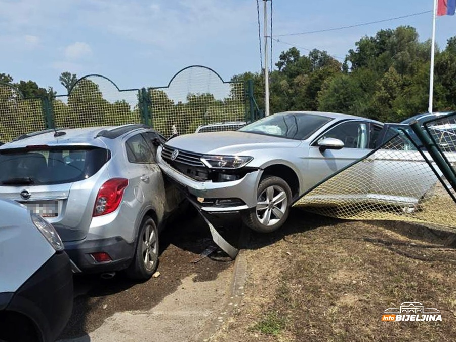 (FOTO) Sudar kod Bijeljine: Vozilo završilo u dvorištu mljekare