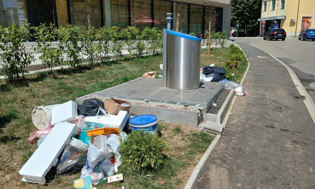 (FOTO) Novi kontejneri, stare navike: Smeće zatrpalo Borik, iako su podzemni kontejneri gotovo prazni