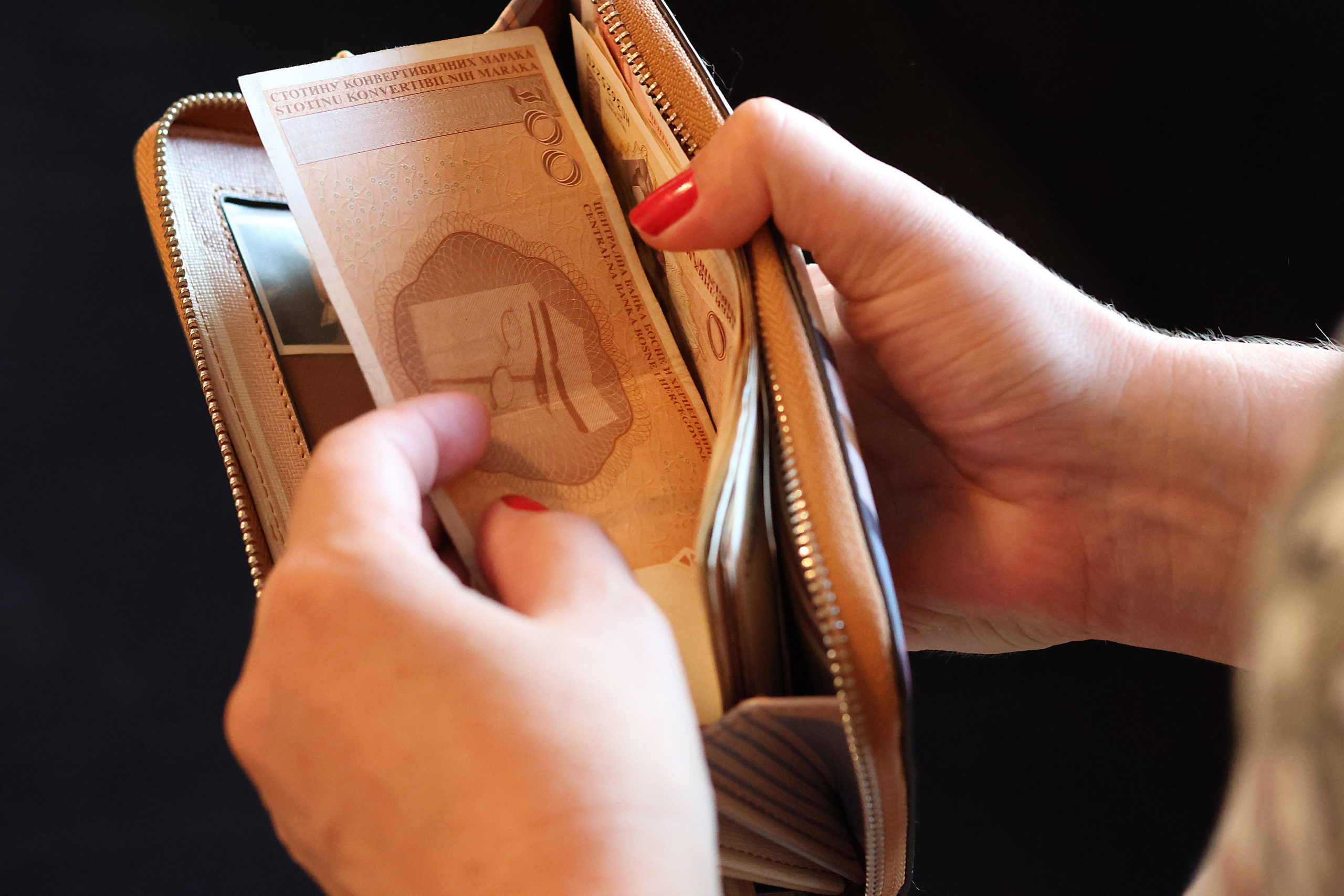 Iza optimističnih procjena Centralne banke krije se crni scenario: Slijedi dalji rast cijena i pad standarda građana
