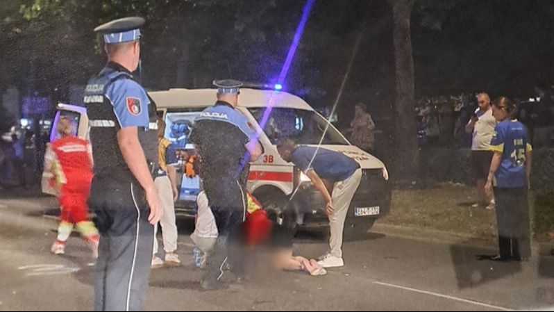 Mladić koji je pao s krova automobila tokom proslave pobjede Zmajeva i dalje se bori za život