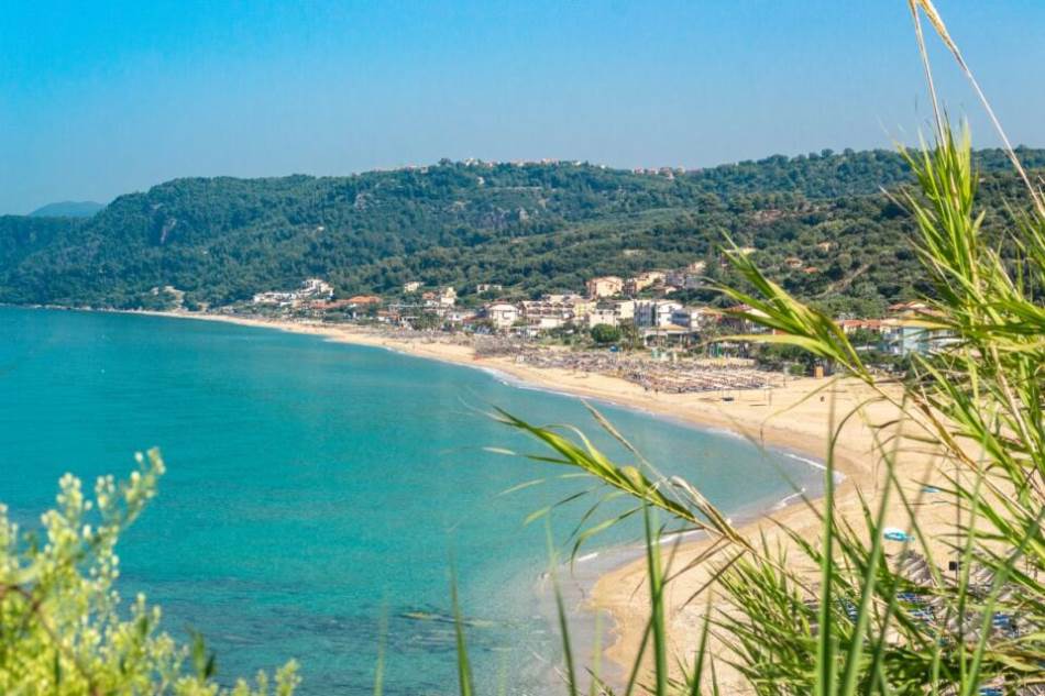 Turisti tek otkrivaju ovo mirno mjesto u Grčkoj: Plaže su pješčane, cijene niže, a umjesto buke čuju se cvrčci