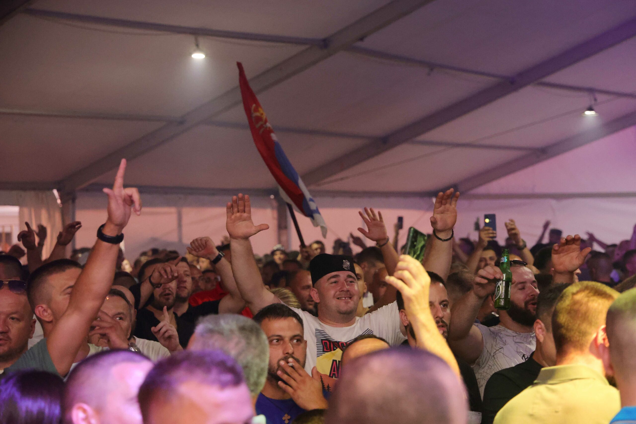 Šatori ponovo u modi: Druženje uz „iće i piće“ GLAVNI ADUT domaćih političara