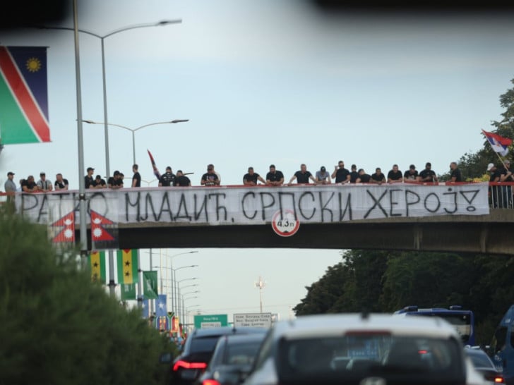 Beograđani dočekali tijelo generala: „Dobro došao kući, đenerale“ (FOTO)