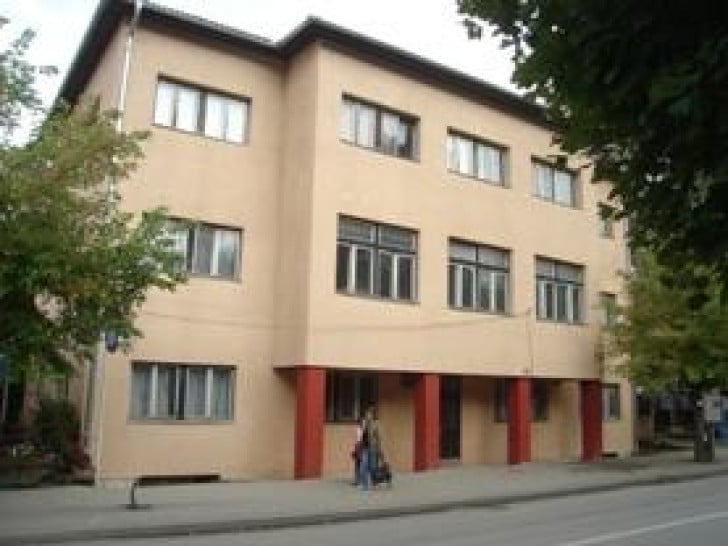 Jedan gađao flašom, drugi mokrio po spomeniku majoru VRS: Sud potvrdio optužnicu protiv dva muškarca: