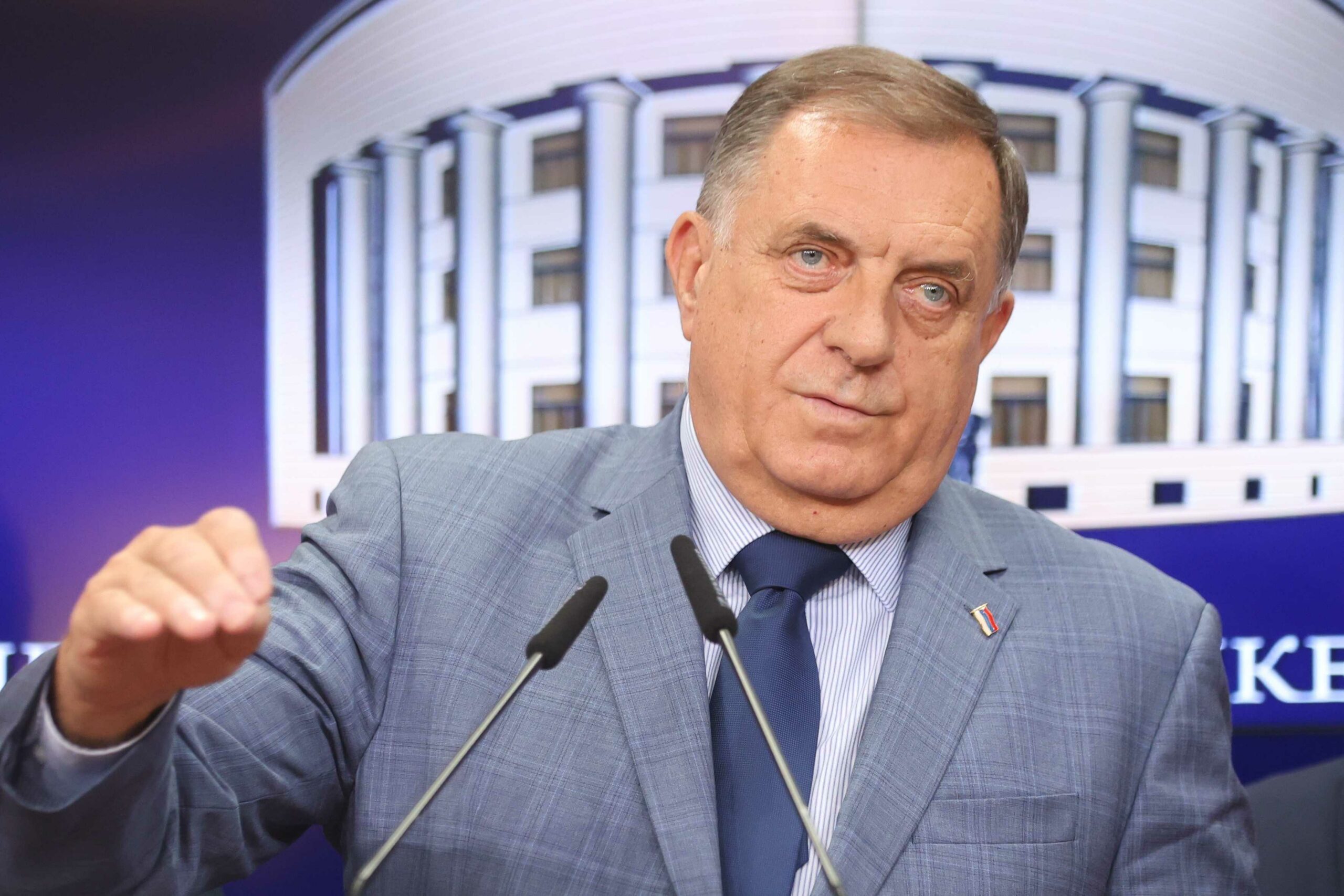 (FOTO) "Nećemo dozvoliti da djeca uče u nehumanim uslovima" Dodik najavio da će sljedeće godine sve škole u Srpskoj imati sistem za hlađenje