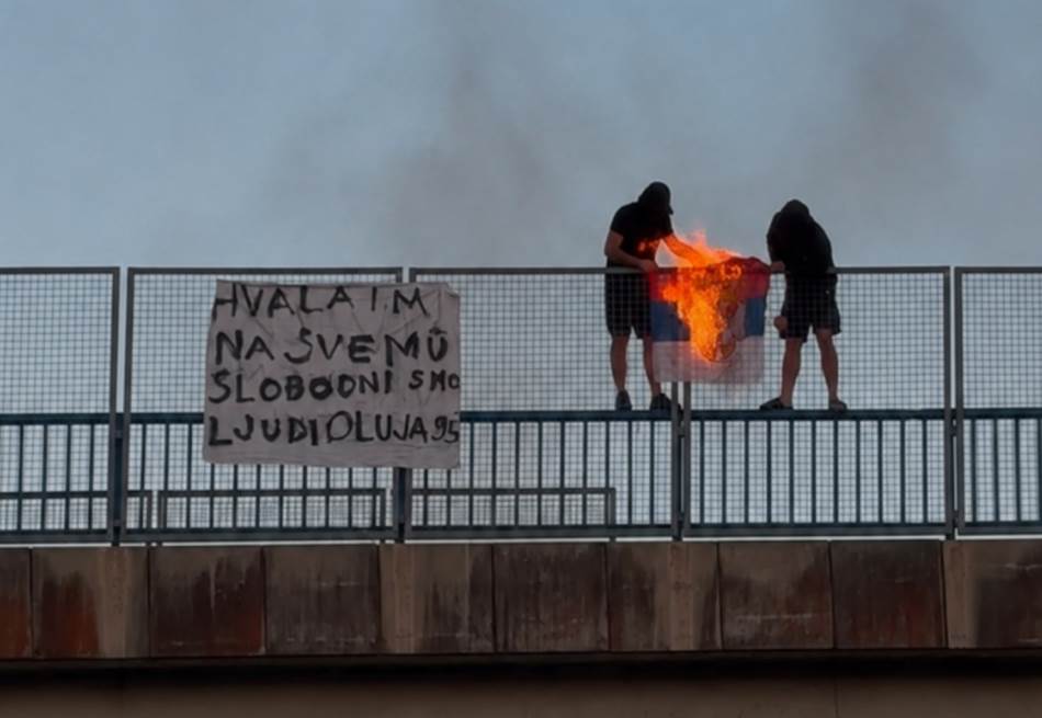 Uoči godišnjice "Oluje": Zapaljena srpska zastava kod Otičca u Hrvatskoj (Video)