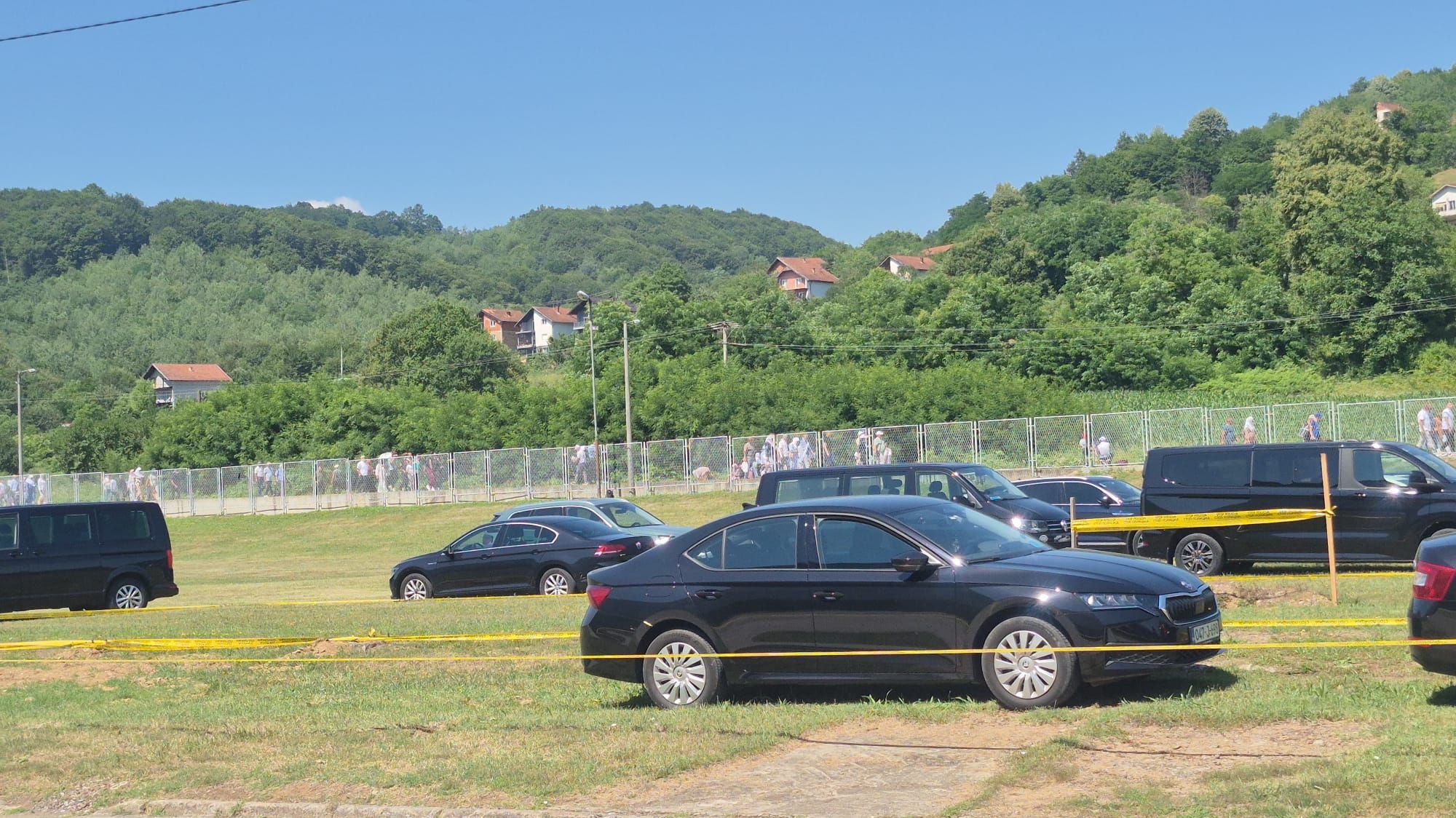 Velike gužve na ulazu u Potočare: Problem predstavljaju vozila parkirana uz put