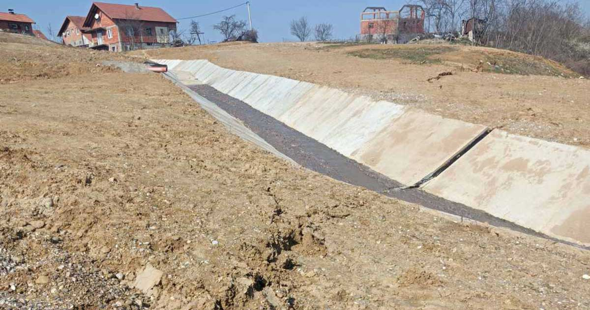 Mještani Branjeva strahuju da će im klizište progutati kuće