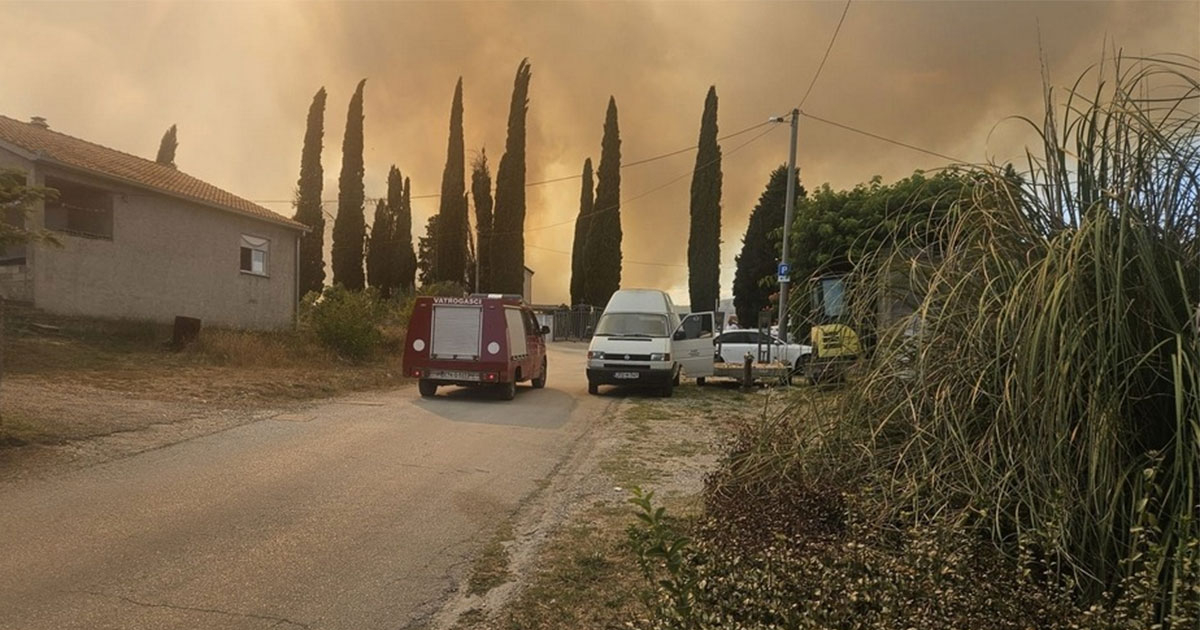 Veliki požar u Čapljini: Ugrožene kuće, vatru gasi i Air Tractori (FOTO)