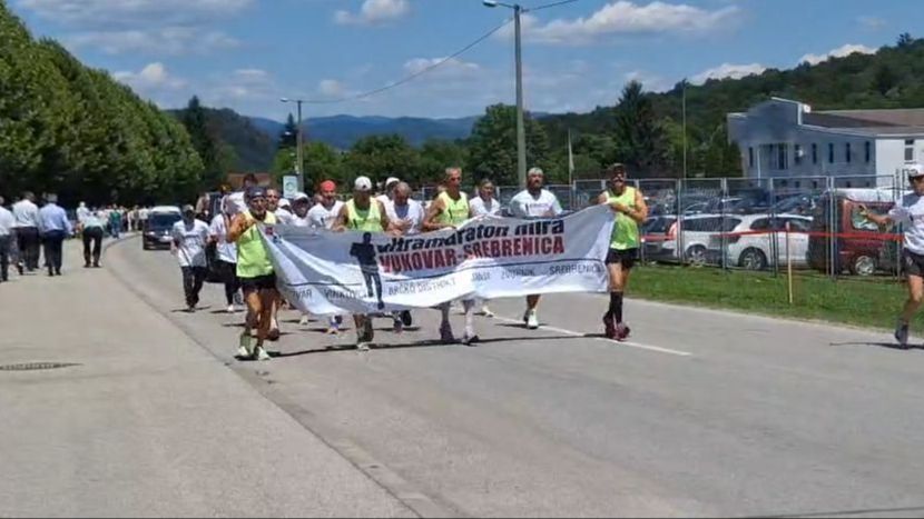 Video / Učesnici ultramaratona Vukovar - Srebrenica stigli u Potočare uoči kolektivne dženaze