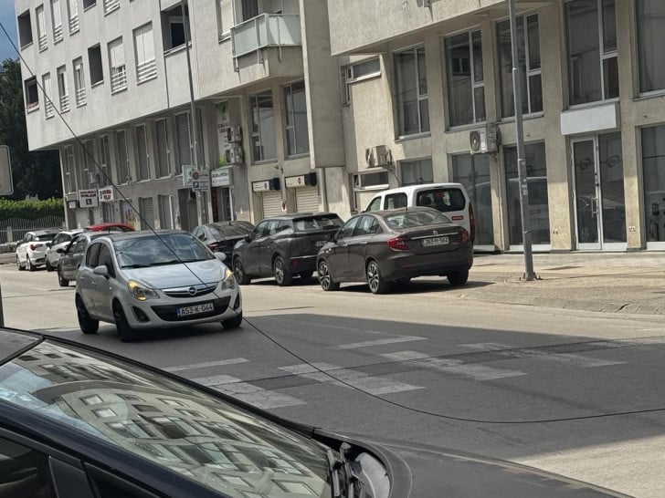 Kabl pao preko kolovoza, ometa saobraćaj