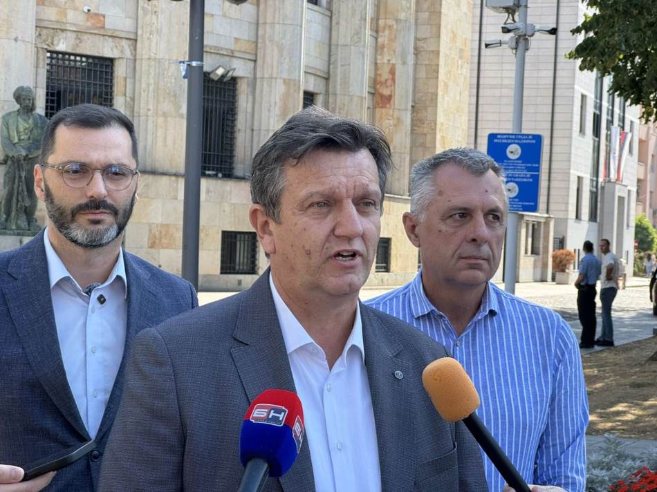 Blanuša: Vlada Srpske puno obećava, a malo realizuje: PSS u Palatu RS predao kutiju s praznim obećanjima
