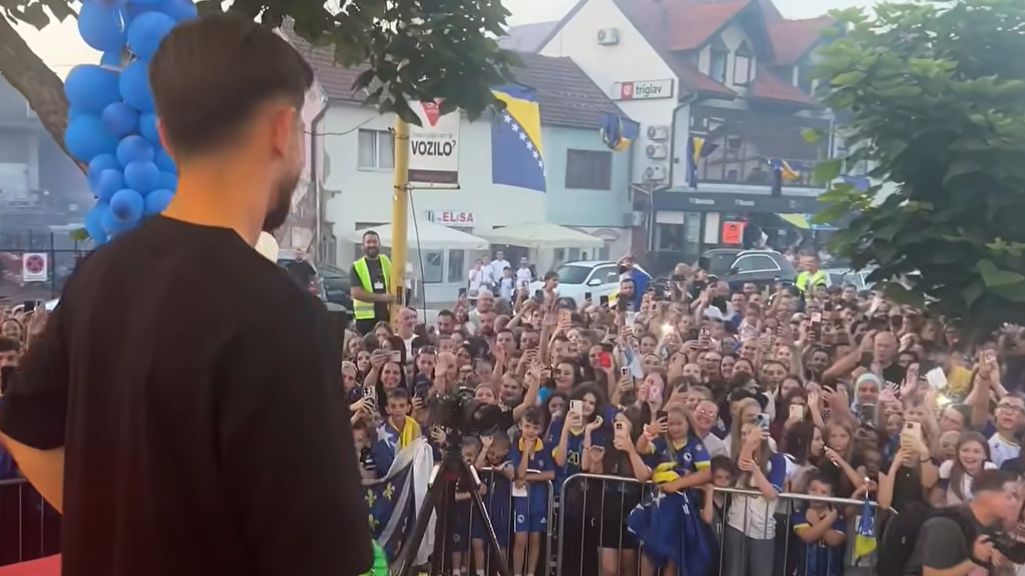 Video / Sjajan doček za Armina Gigovića u Jelahu: Reprezentativca BiH dočekali brojni navijači