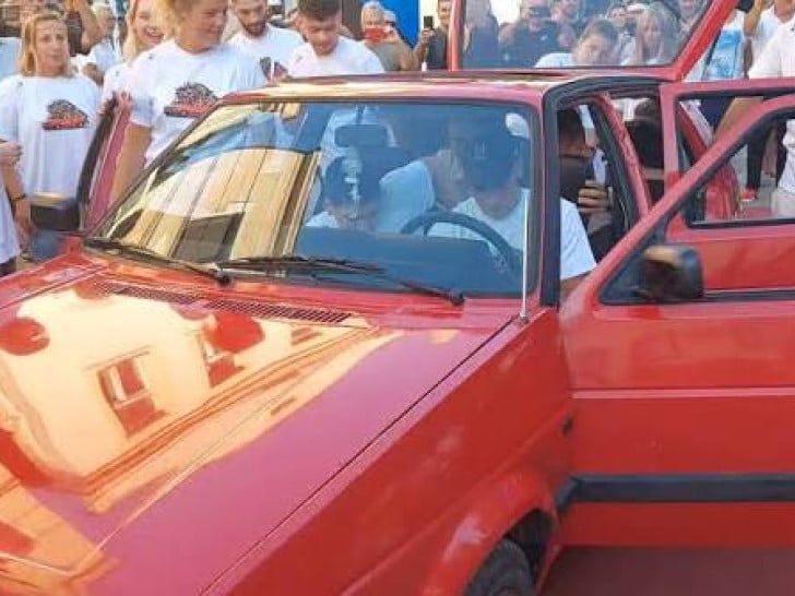 Nevjerovatan prizor u Sanskom Mostu: 20 ljudi stalo u legendarni „golf 2“ (VIDEO)