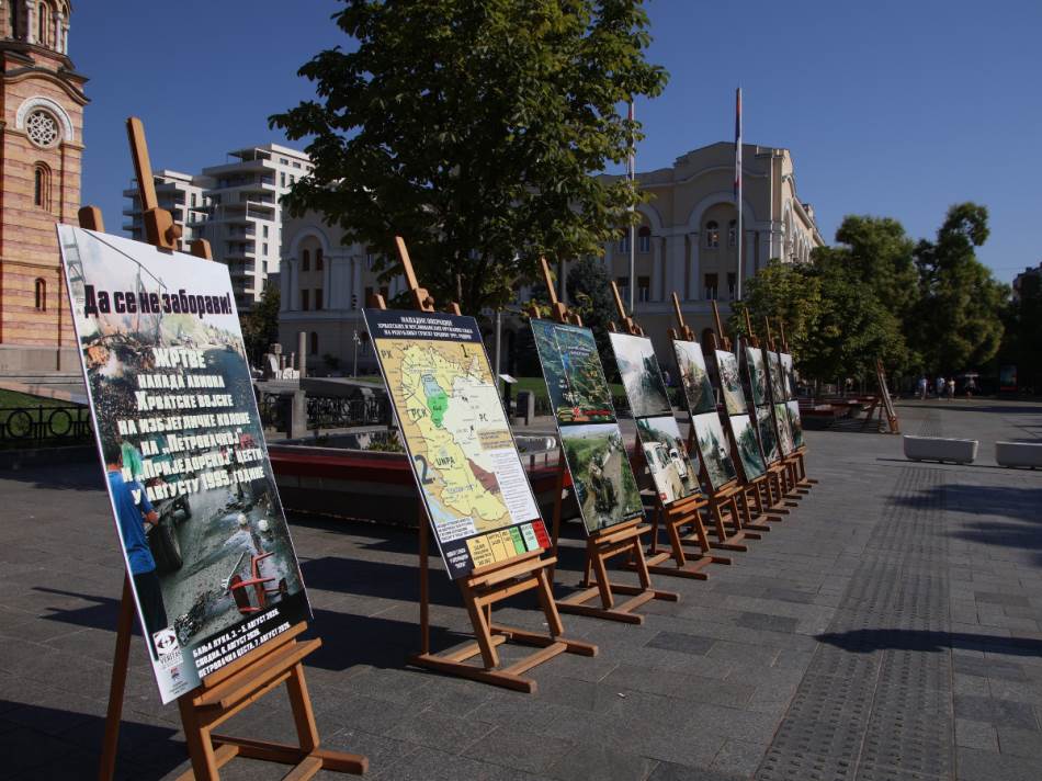 Dokumentarna postavka ispred Hrama Hrista Spasitelja: Svjedočanstvo o žrtvama izbjegličkih kolona iz 1995. godine (FOTO)