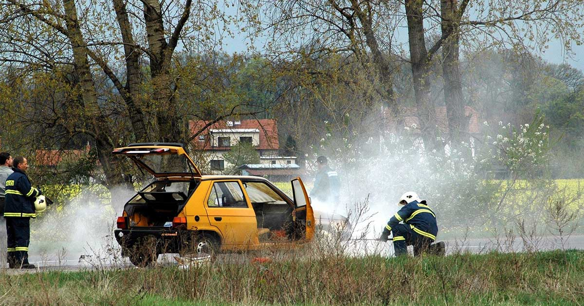 Vatrogasci otkrivaju najčešće greške: Šta uraditi ako se automobil zapali?