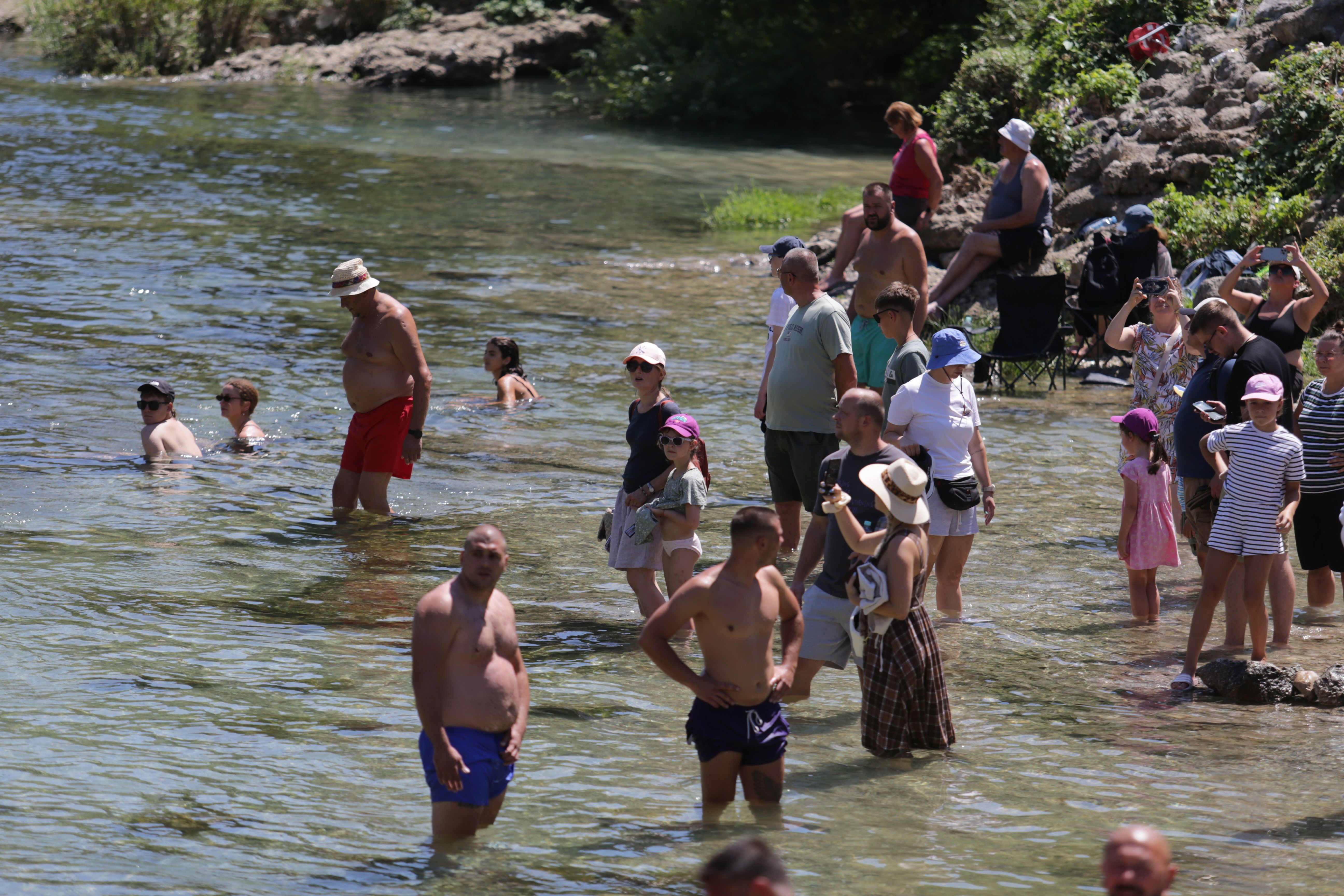Toplotni val zahvatio region: Turisti i građani traže spas u Neretvi