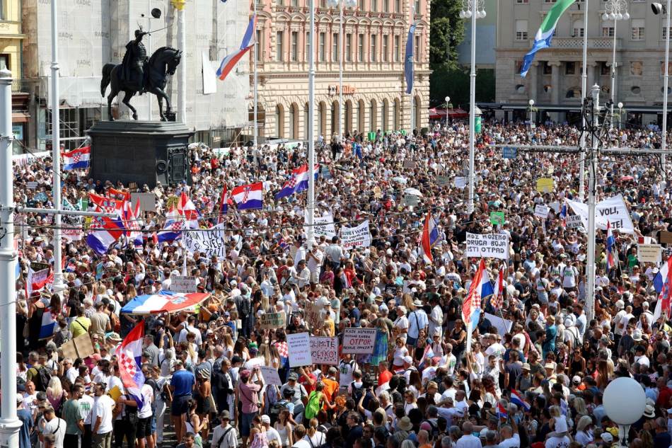 Veliki protest u Zagrebu zbog ekološke afere: Zatraženo hitno uklanjanje 33.000 tona opasnog otpada iz Gospića