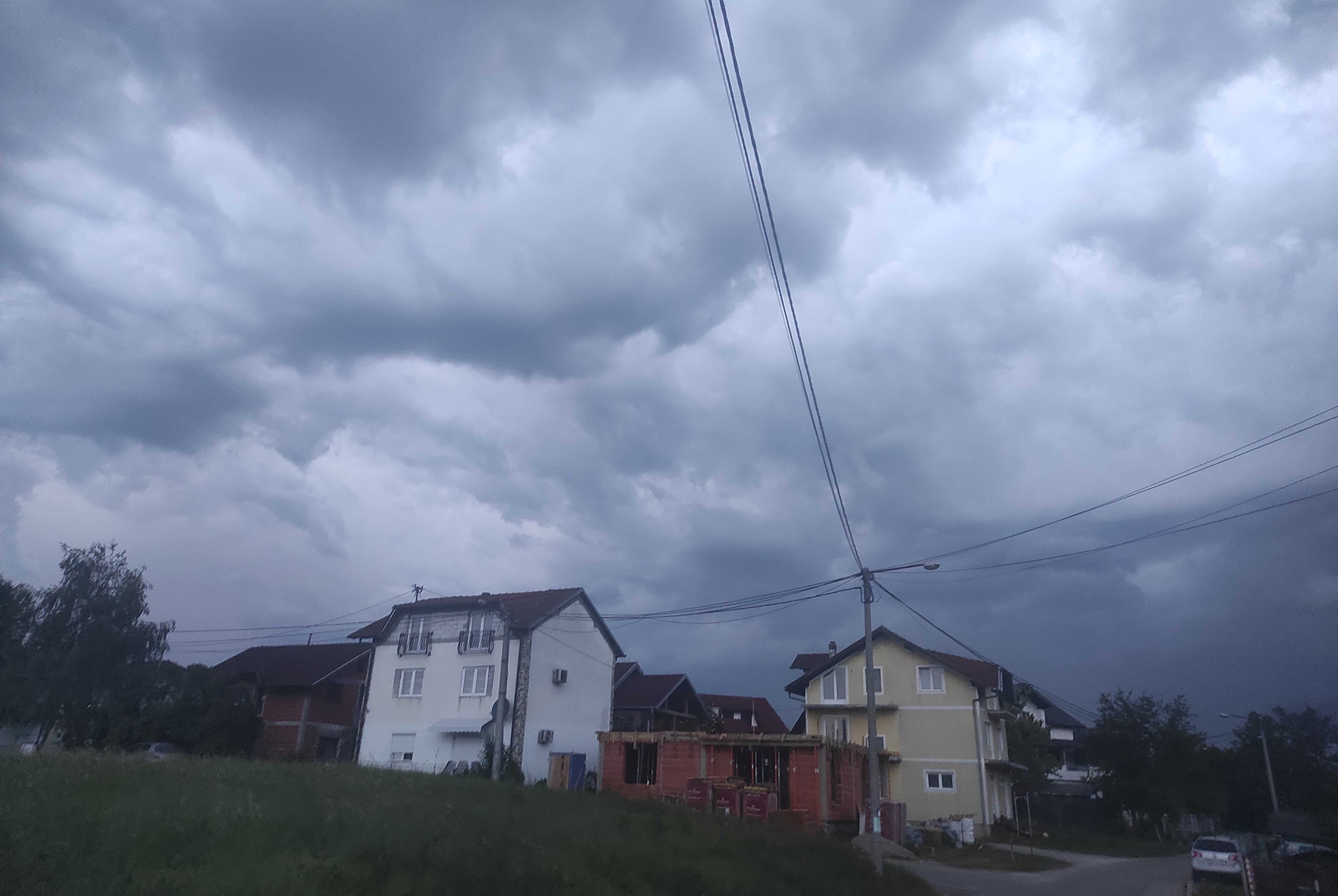 Sunčano jutro, burno popodne: Meteorolozi upozoravaju na pljuskove i grmljavinu