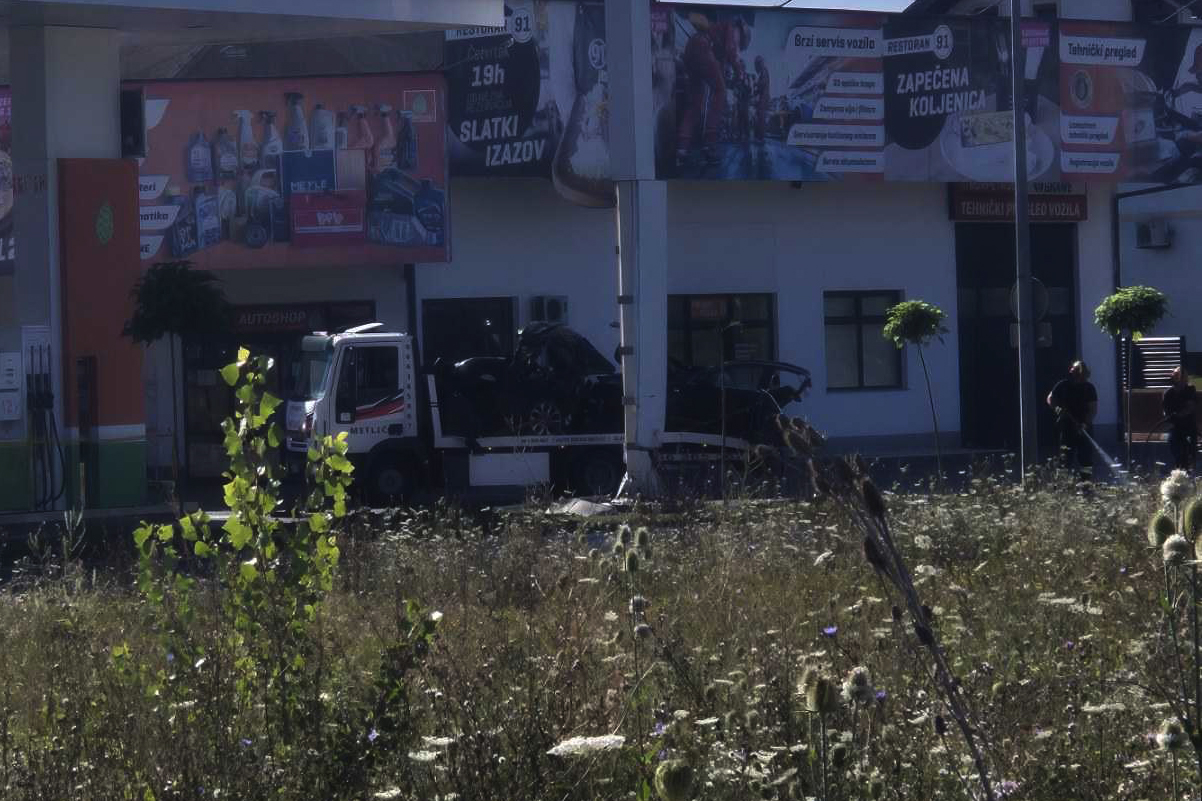 (FOTO) Mještani u nevjerici posmatraju UNIŠTENO VOZILO: Dijelovi rasuti po putu, policija reguliše saobraćaj