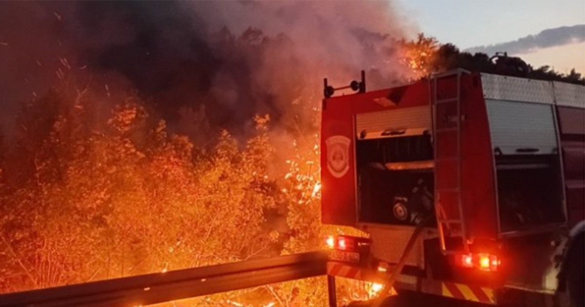 Vatra ugrožava domaćinstva u trebinjskom selu, na terenu i mještani (VIDEO)