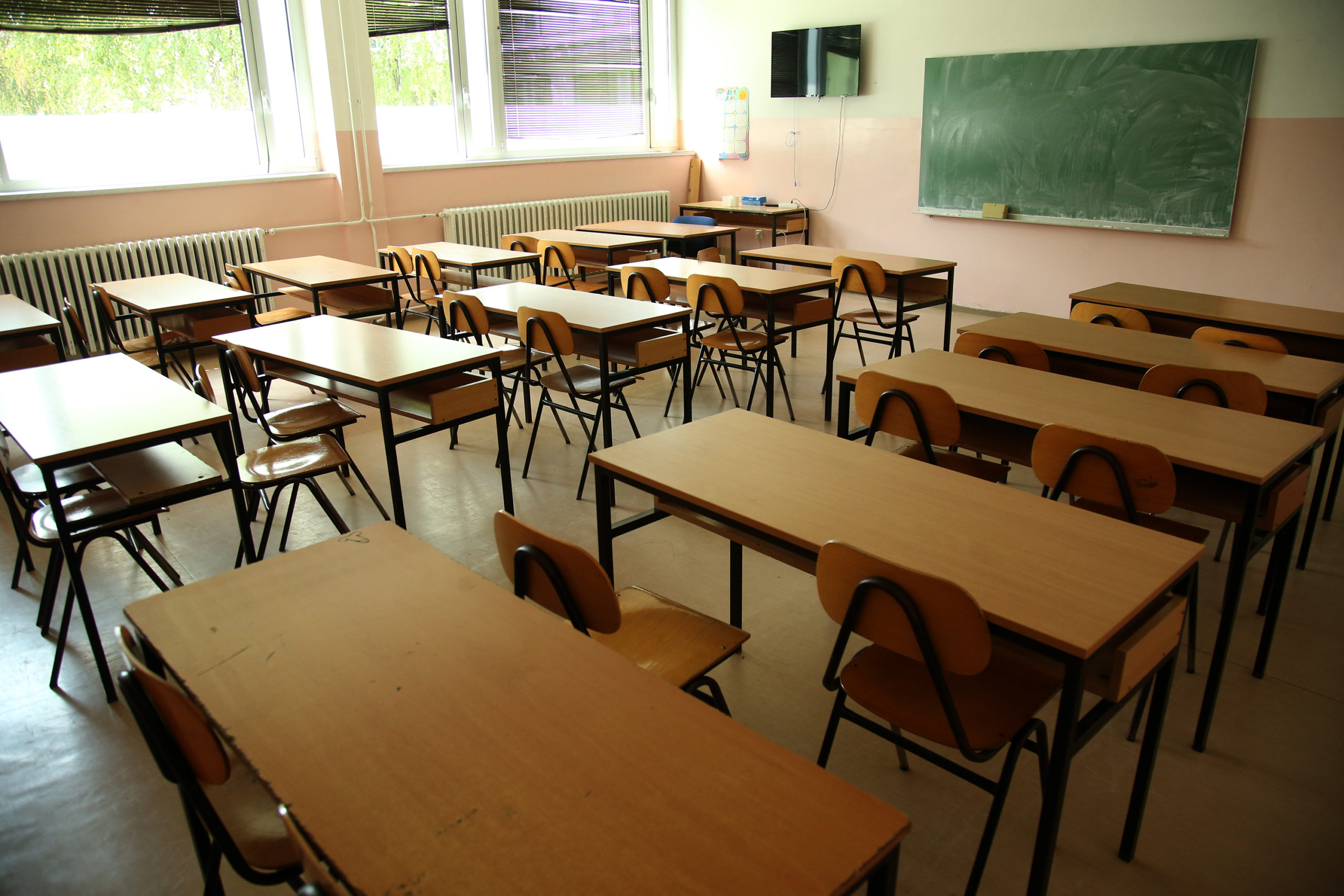 (FOTO) "Neće biti nadoknade nastave" Ministar objasnio kako će se, sa 6 dana neplaniranog raspusta, škole "uklopiti u kalendar"