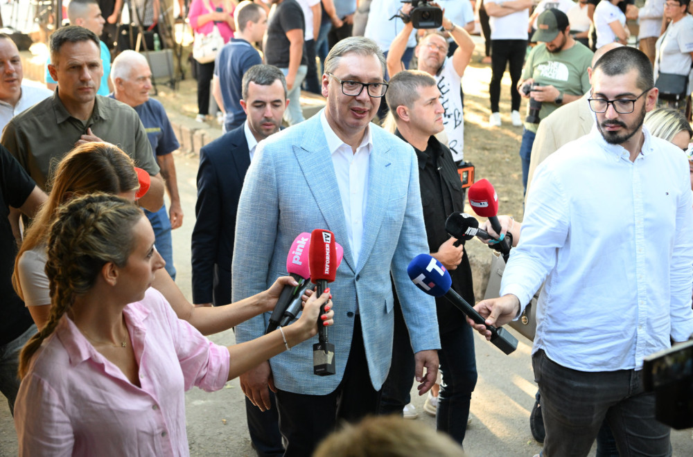 Vučić saopštio neverovatne vesti: "Jeftinije cene lekova od sutra"; "Srbija prva u Evropi po stopi rasta"