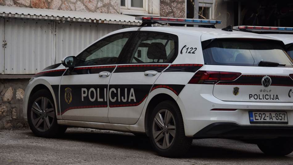 Popio kafu pa razbio 12 televizora: Uhapšen muškarac koji je donio sjekiru u kladionicu i napravio haos