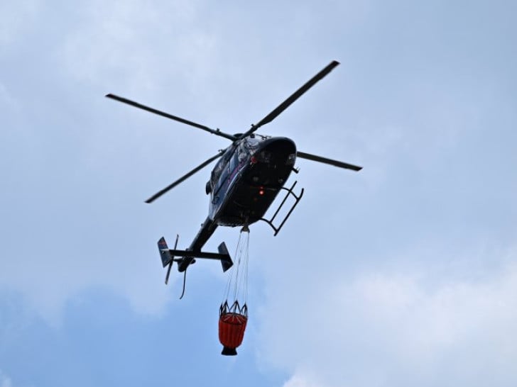 Helikopter MUP-a Srpske gasi požare u Tesliću