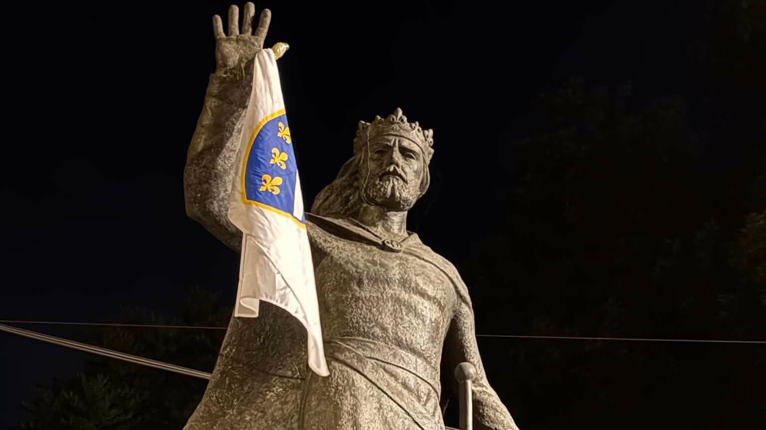Na spomenik Tvrtka Kotromanića u Sarajevu postavljena zastava s ljiljanima uoči historijskog meča Zmajeva