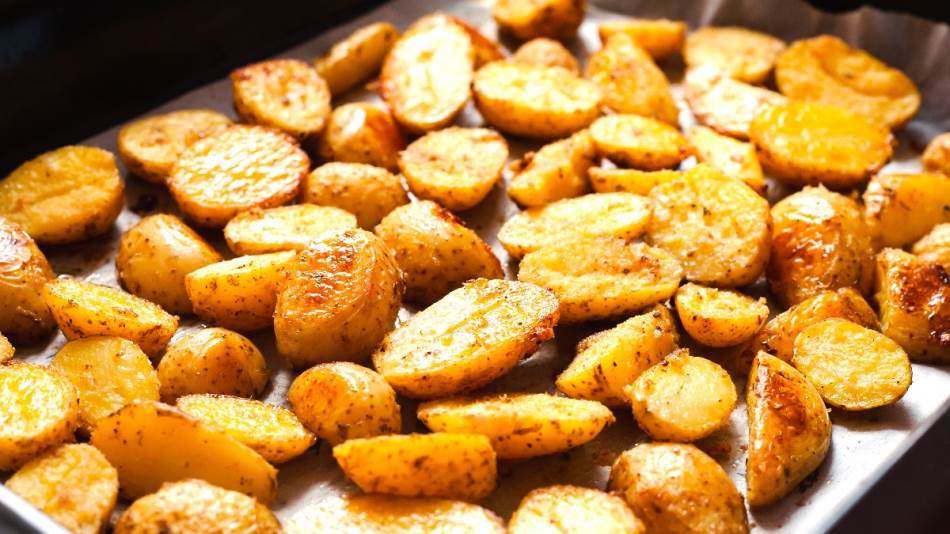 Recept za najhrskavije krompiriće iz rerne: Caka je u jednom jednostavnom koraku pre pečenja