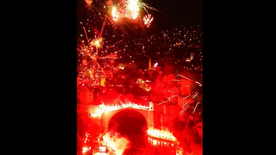 Video / Spektakl iz Mostara obići će Evropu: Bakljadom i vatrometom obilježena Veležova 'Crvena noć'