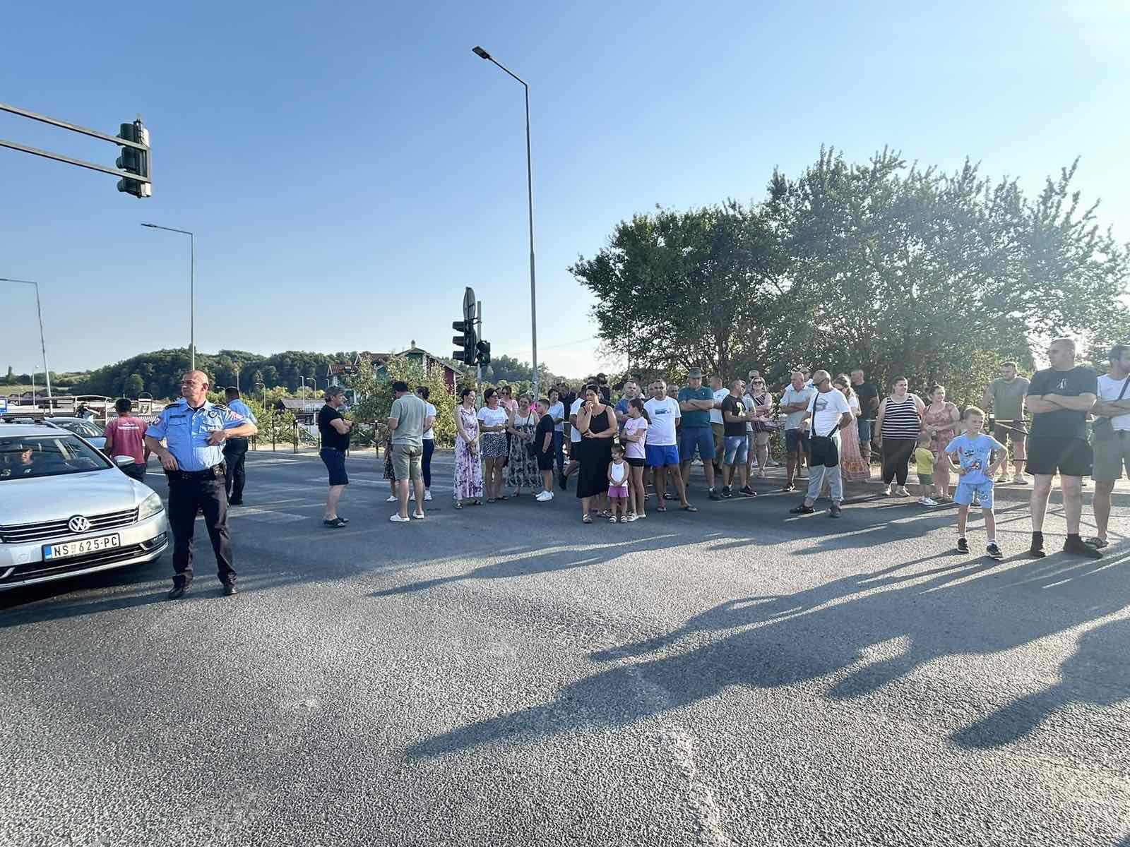 (FOTO) MJEŠTANI DRAGOČAJA DIGLI GLAS Mjesec i po bez vode, blokirali put i poslali oštru poruku