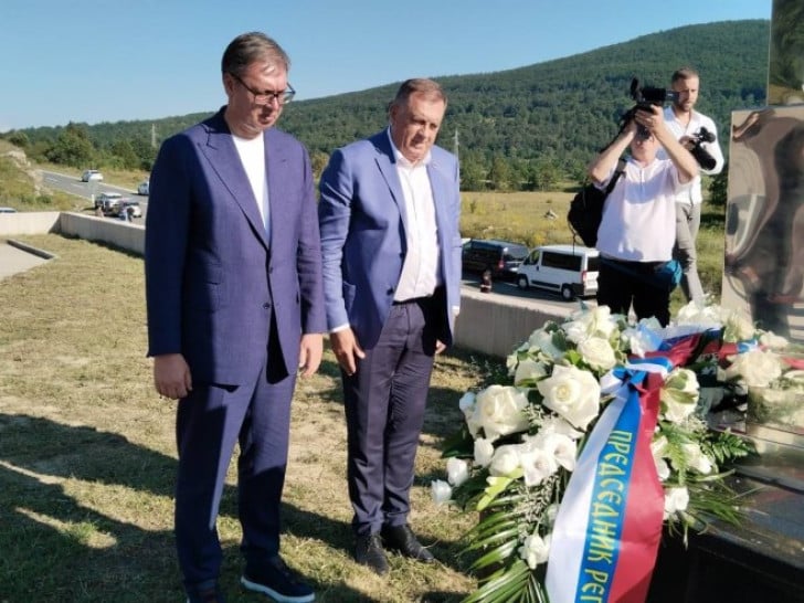 Dodik i Vučić odali poštu ubijenima na Petrovačkoj cesti