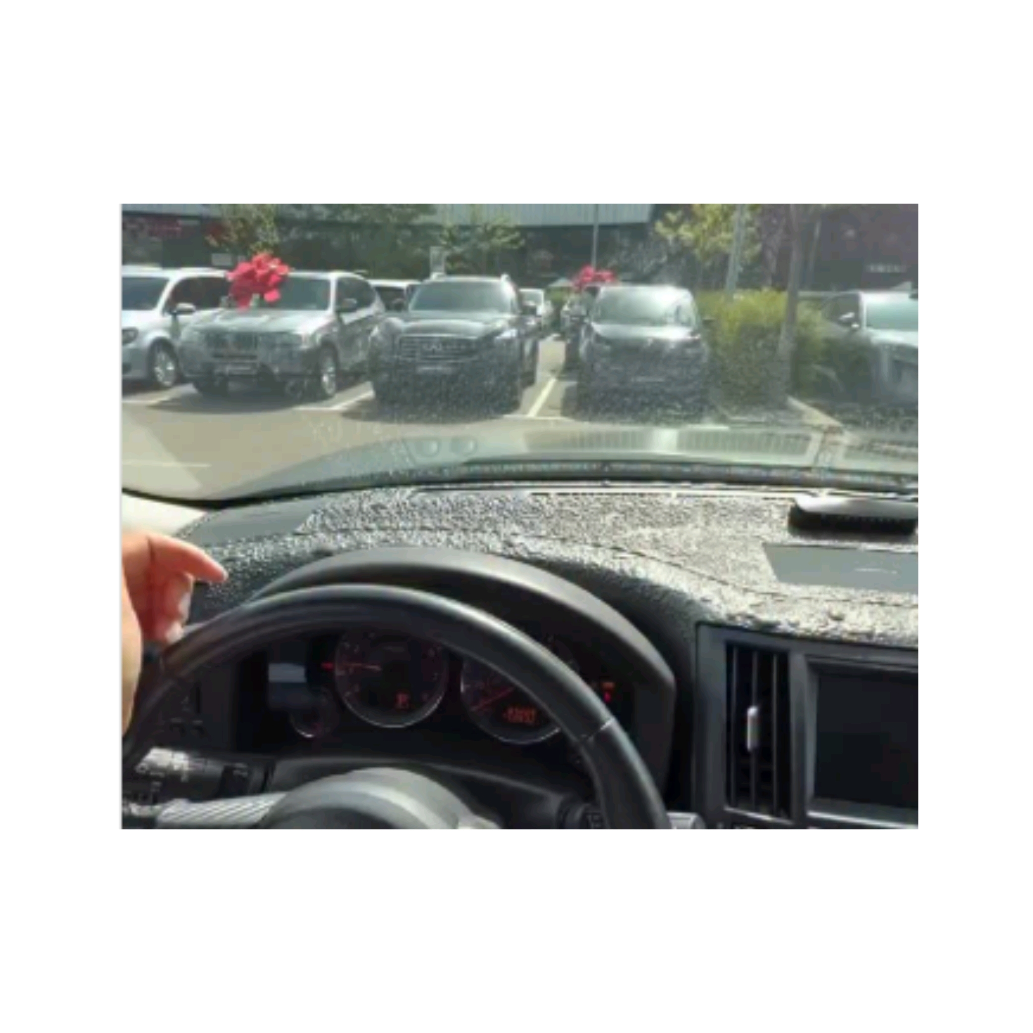 (VIDEO) Toplotni talas pokazao svoju snagu: Sunce "istopilo" automobil, pogledajte prizor koji je mnoge ostavio BEZ RIJEČI