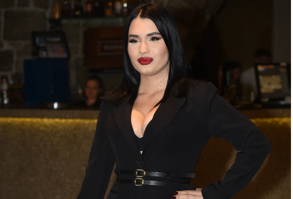 (FOTO) PUN STO EVRIĆA Zorana Mićanović nakon nastupa podijelila bakšiš kolegama, komentari pljušte