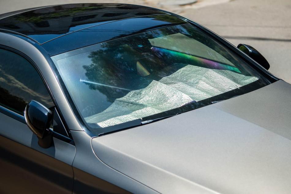 Mnogi pogrešno stavljaju zaštitnu foliju od sunca u automobilu: Zbog jedne greške stalno pada, evo u čemu je caka