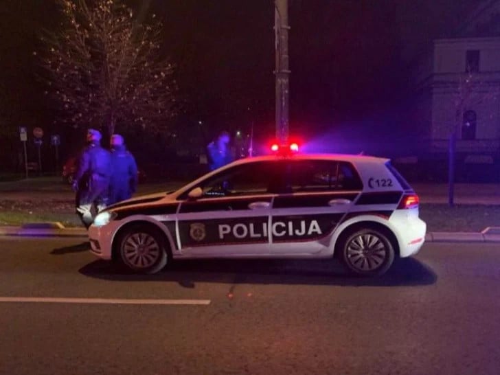 Stravična nesreća kod Cazina: Vozač vozilom pregazio troje djece u dvorištu kuće